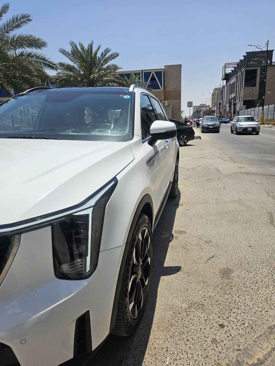🚘 كيا سورينتو 6 سلندر – موديل2025 (خليجي)وكالة
كفالة عامة 
🔧 المحرك:
• 6 سلندر – 3500

🛣 ماشية:
.10800كم

🔑 التشغيل:
• بصمة تشغيل
• تشغيل عن بُعد

🪑 المقاعد:
• مقعد السائق والراكب كهربائي ⚡
• مقاعد جلد /مخمل
• ستائر جانبية للمقاعد الخلفية
. تحكم جانبي لمقعد الراكب

🛡 أنظمة الأمان:
• نظام كاميرات 📸 (2 كاميرات)
• رادار خلفي لتجنب الاصطدام عند الرجوع 🔙
• حساسات أمامية وخلفية
• مانع انزلاق
• مانع انحدار
• حساس تايرات

🚦 أنظمة القيادة:
• 4 أنظمة قيادة
• أوتو هولد
• هاند بريك بصمة

💡 الإضاءة والمظهر:
• أضواء ترحيب عند الاقتراب مع ترحيب داخلي ✨
• إضاءة LED أمامي وخلفي
• إنارة محيطية داخلية
• إشارات بالمرايا

📱 التقنيات:
• داتا شو 
• شاشة عدادات رقمية
• شاشة لمس متغيرة للتحكم بالميديا أو التبريد
• شحن لاسلكي للهواتف 🔋
• مرآة داخلية ذاتية التعتيم
• فول تحكم استيرن
• منافذ Type-C في الكشنات

❄ التكييف:
• تبريد 3 مناطق

📦 الصندوق:
• صندوق خلفي كهربائي

🛞 الإطارات:
• قياس 20 إنش

📍 المعلومات:
• رقم بغداد – تحويل ثاني يوم
• مكان السيارة: كربلاء 
• باسمـي شخصيًا
• البيع فقط
السعر  335 ورقة قابل للتفاوض 

📞 للاستفسار:
***********
***********
