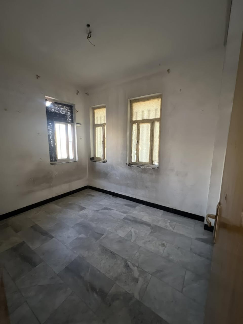 🏠 شقة للايجار 
تحتوي على غرفتين و صالة و مطبخ و خدمات و بلكونة 
طابق اول 
عنوان الشقة حي اور شارع نادي النفط اخر استدارة قبل فلكة صباح الخياط 

📍عنوان مكتب الفرات للعقار حي اور شارع نادي النفط اخر استدارة قبل فلكة صباح الخياط 
📞 عباس العقابي ***********
