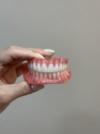 طقم أسنان كامل • مجاناً • جامعة واسط