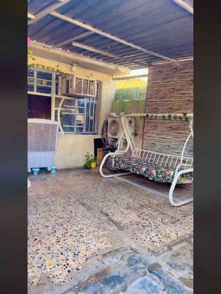 سلام عليكم نصف قطعه للبيع مساحه ٥٤ واقع حال (٩٦)م على ساحه واجهيه ٦ استقبال ٧م ومطبخ وصاله وغرفه وحمامين خارج وداخل والطابق الثاني غرفه ٩ أمتار على طول البيت للأستفسار
 ***********
العنوان مدينة الصدر قطاع ٥٥ أ قريب على سوق الوحيلات
