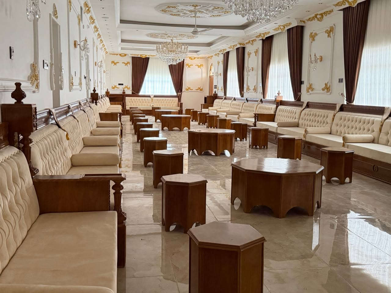 السلام عليكم
مستعدون تجهيز المعامل نجارة وصبغ وهيكل متوفر دوشمه 
خشب روسي 
اصباغ نشنل 
بلوك اسود 
مستعدون تجهيز جميع الموديلات 
العنوان حله شارع 100 
استفسار واتس او الاتصال ***********
