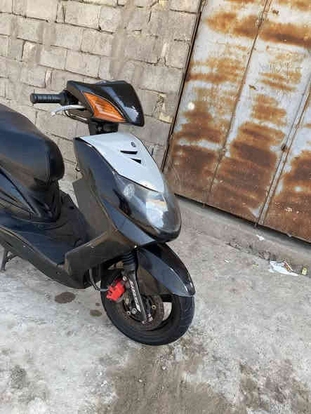 السلام عليكم شباب دراجة سكنس فحل رياضي للبيع وشوفت عينكم نضيفه كلش مال جناي بانزين محسن نوزل خطين للبيع  احتاجيت فلوس خير من الله كامل من كلشي :سعرها  مليون 400وبيها مجال 
العنوان :البصرة  قضاء الدير 
الرقم ***********
