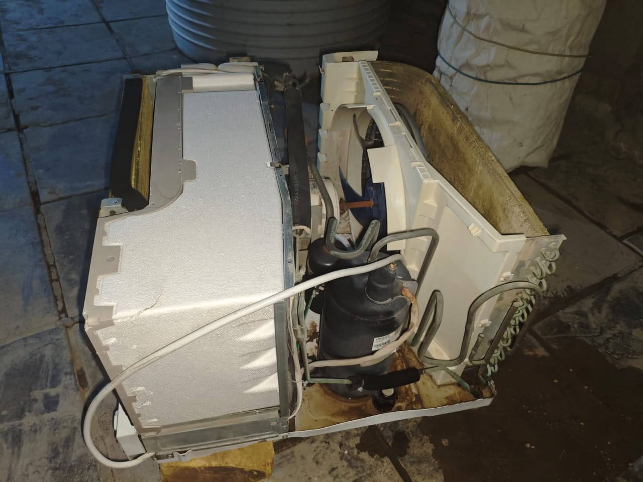 سلام عليكم مكيف الجويلز  طنين2 تبريد ثلج بعده جديد كلشي ما عوزه سعره 275 ناصريه حي اريدو 
***********
