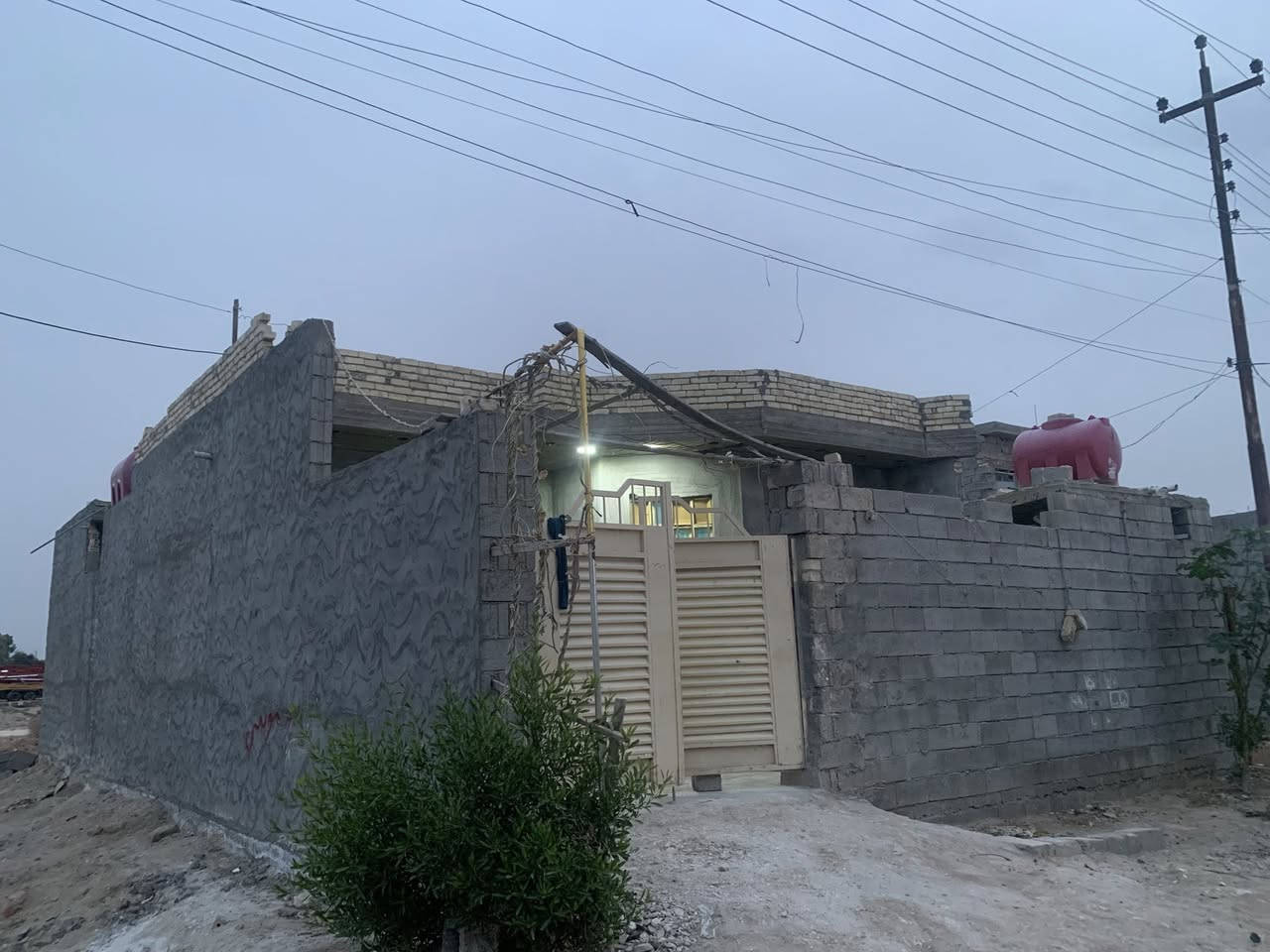 للبيع أو مراوس  بيت 200متر  بناء كامل قرفتين صاله مطبخ استقبال منوريين  +حمام طرمه مساعه جبيره  بياض لبخ  كامل جنس العقار طابو زراعي مكان البيت النعيميه قرب محطه الجوهره قرب أسواق النخيل  للستفسار ***********
