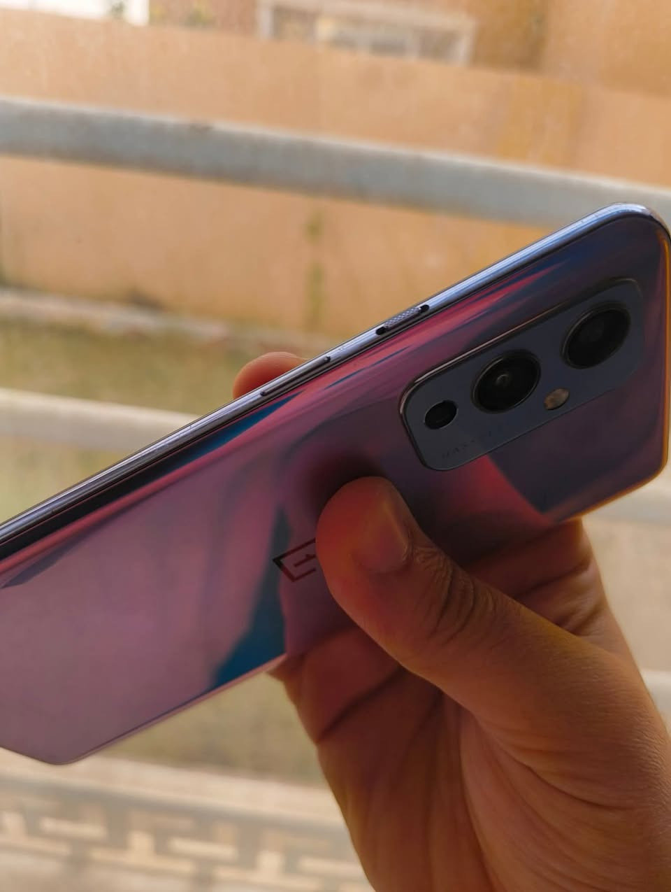 لاصحاب الذوق والجناية
نسخة اوكسجين os عالمي
يدعم شريحة الكترونية وزر تحكم بالصامت (مثل الايفون)
مع كفر ولاصق شاشة بدون ملحقات

السعر  🔥 175 الف

أهم مواصفات هاتف OnePlus 9:
🚀 الأداء والمعالج
 * المعالج : Snapdragon 888 5G ( قوي جداً الالعاب 90 فريم مستقر ).
 الرام (RAM): 8 جيجابايت من نوع LPDDR5 السريع.
 * التخزين:  128 جيجابايت من نوع UFS 3.1

📱 الشاشة
 * النوع: Fluid AMOLED
 * الدقة: FHD+ (1080 × 2400 بكسل).
 * معدل التحديث: 120 هرتز 
 * ميزات إضافية: تدعم تقنية HDR10+ 
📸 الكاميرا (بالتعاون مع Hasselblad)
 * الكاميرا الخلفية ثلاثية:
   * الرئيسية (Wide): 48 ميجابكسل، بمستشعر Sony IMX689.
   * زاوية واسعة جداً (Ultra-Wide): 50 ميجابكسل، مستشعر Sony IMX766
   * كاميرا أحادية اللون (Monochrome): 2 ميجابكسل.
 * الفيديو: يدعم تصوير فيديو بجودة 8K بمعدل 30 إطاراً في الثانية، و4K بمعدل 60/30 إطاراً في الثانية.
 * الكاميرا الأمامية (السيلفي): 16 ميجابكسل
🔋 البطارية والشحن
 بطارية 4500
 * الشحن السريع: يدعم  بقوة 65 واط.
 * الشحن اللاسلكي: يدعم الشحن اللاسلكي بقوة 15 واط.


**إذا كنت صاحب هذا الإعلان وتريد حذفه لأي سبب، رجاءا أرسل رسالة إلى الدعم الفني**