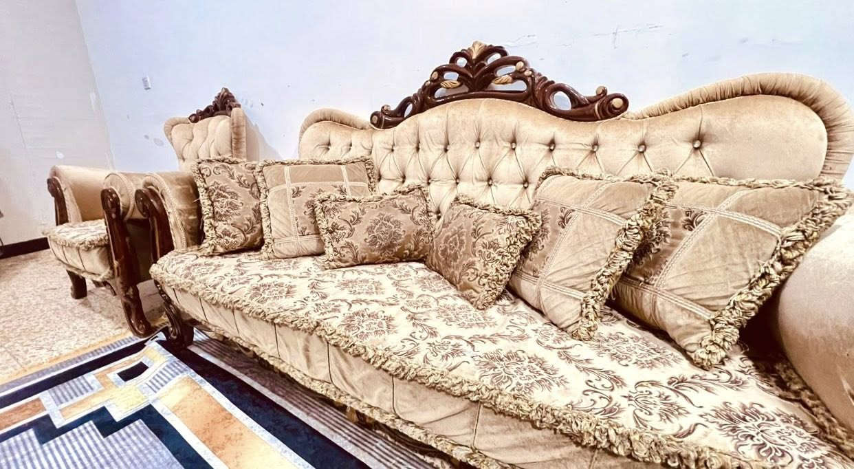 تخم زان تركي ملكي 10 مقاعد 
نظيف جدا 
مكانه الحريه يتوفر توصيل 
للتواصل ***********
