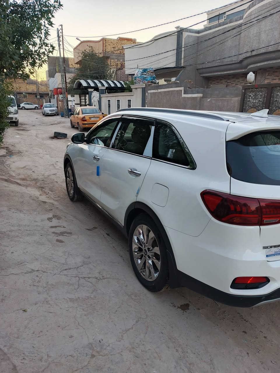 السلام عليكم.سورينتو موديل 20 مكفولة من الصبغ والتبديل فقط بارد شي قليل سيارة باسمي رقم بابل ماشية 78 ألف فقط.. مواصفات 
بصمة تشغيل وبصمة أبواب 
جنطة كهرباء 
كراسي كهرباء 
حساسات أمامية وخلفية 
دوس ليزرية
بردات أبواب 
كشنات جلد لونين وباقي المواصفات المعروفة 

السعر 248  وبيها مجال بيع أو مراوس وأي استفسار الاتصال على الرقم ***********
