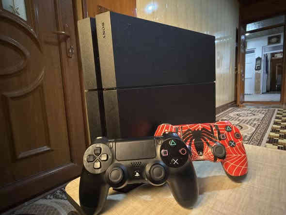 السلام عليكم بلي فور فات  مهكر نضام 9.00 ذاكرة 500 لووووك مستخدم شي قليل كلش تشوفه بعينك الجهاز اذا مو ع كلامي لتاخذة نضافه 100‎%‎ لووك ستيكر يحتوي على 7 العاب وكافه ملحقاته دبل جوستك انطيك بي ضمان شكد متريد وخادم للطيبين.
السعر235 الف رقمي *********** مكاني كركوك وعندي توصيل.
