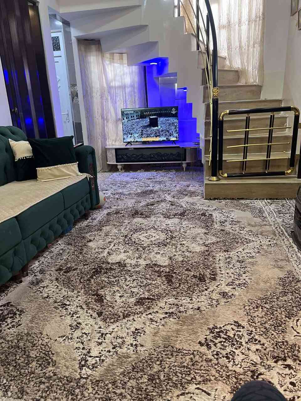 دار للبيع في حي الزهراء المدخل الاول 100 متر مربع طابق واحد وبيتونة بناء حديث  التواصل عالخاص او بالرقم*********** السعر115 قابل للتفاوض
