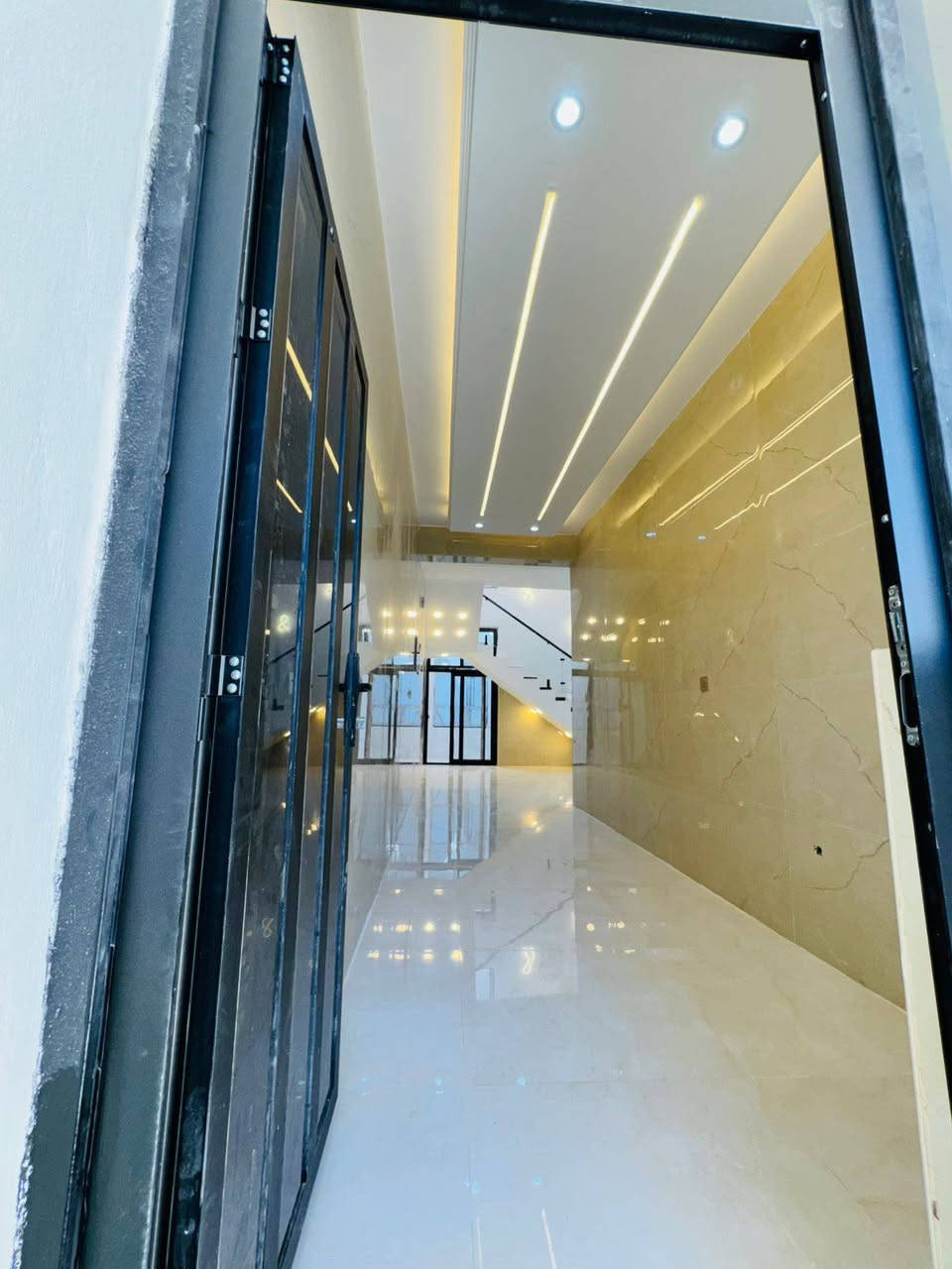 🏠الدارللبيع 120متر واجهيه 6متر 20نزال
 بناء طابقين حديث
 يحتوي البيت. ع[4غرف نوم -استقبال -صحيات عدد 2- صالة- ومطبخ] البيت شغل درجة اولى
 مع الخدمات
🛑ملاحضه البيت جاهز للسكن 
⬅️نوع العقار  طابو زراعي سند 25 اقرار محكمه 
⬅️العنوان #بغداد_الدوره_البوعيثه   
     مجمع السلطان الرابع
🔷️للاستفسار  خاص او الاتصال ع  الرقم
☎️***********
