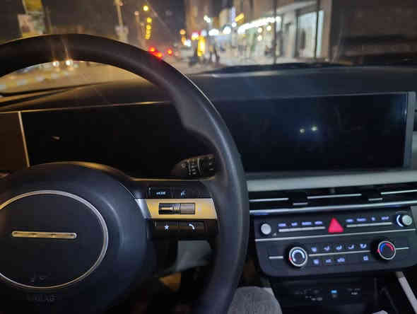 توسان موديل 25 ماشيه 4لاف فقط 
لون مميز مات رمادي مدفوع كمركه وكامل فول تحكمات تشغيل عن بعد رادارات امامي وخلفي نقط عمياء مكينه 2500 وكير اي تي المرغوب حادثه تبديل باب السائق اصلي ومقدمة البنيد بارد واضح بالصوره سياره جديده جدا والصلاة على محمد وال محمد 
السعر 195 وبيه مجال 
تواصل خاص او على الرقم وتس ***********
