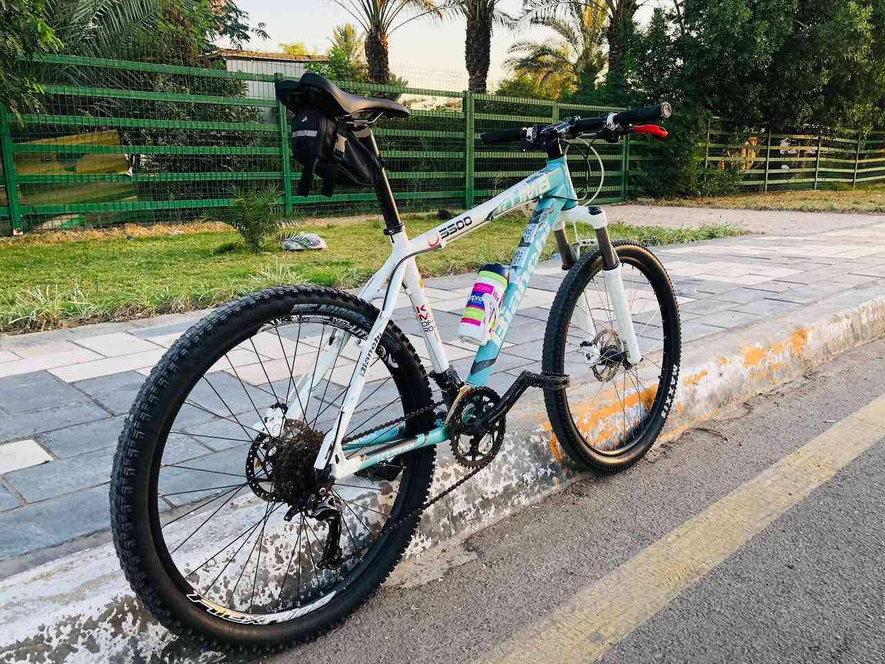 السلام عليكم دراجه جبلي ماركه KUMA 5500 bianchi الايطاليه
حجم الدراجه 26  فريم عالي
دبل SR SONTOUR XCR 
سستم  شيمانو 2*10 ديور بالكامل عدا العقرب SLX
ستيرن ماركه fsa 
صينيه وذراع ماركه fsa
بريكات shimano m445
اطارات كتان
بطيخات deore xt
 
الدراجه للبيع او للمراوس مكاني بغداد شارع فلسطين 

***********
