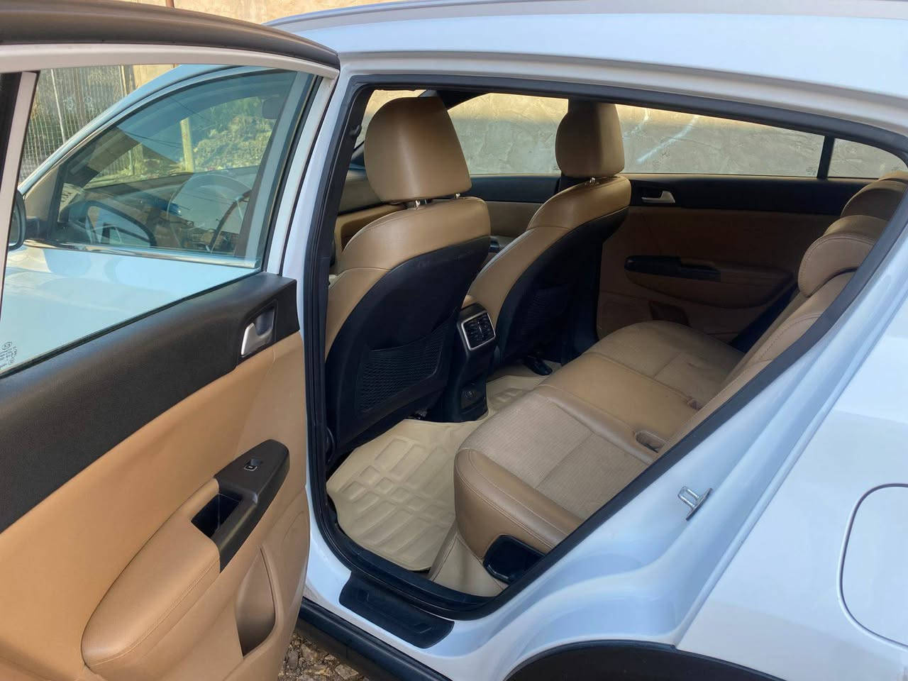 كيا سبورتج موديل 2021 خليجي مكفولة كفالة عامة ماشية 90 الف رقم بغداد بأسمي سيارة جاهزة ومكفولة العنوان بابل رقم الهاتف ***********
