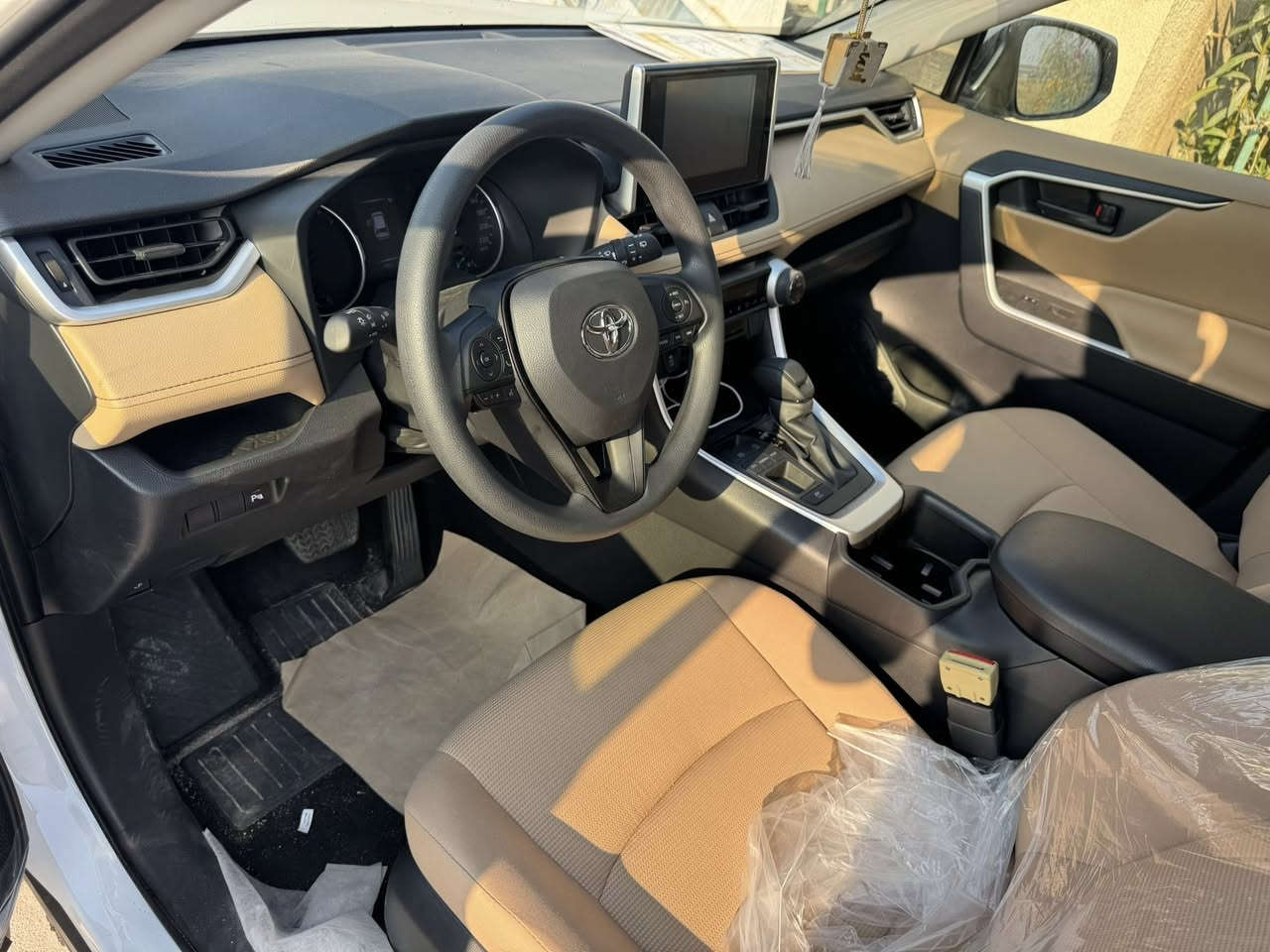 تويوتا راف فور هايبرد  للبيع 🚗
🔹 ياباني أصلي
🔹 وارد عبد اللطيف جميل
🔹 الموديل: 2025
🔹 اللون: أبيض
🔹 ناقل الحركة: أوتوماتيك
🔹 الوقود: هايبرد (بنزين + كهرباء)
🔹 العداد: 34500 قابل للزيادة

✅ سيارة نضيفة جداً + مغلفة ppf البنيد والدعامية والتكم  والمري يعني المقدمة كلها مغلفة 
✅ اقتصادية جدًا في الوقود
✅ بيها ضربة بالباب عكس السايق ومرجعة بارد بدون صبغ
✅ تقبل الفحص في الوكالة

💵 السيارة اقصاط لمصرف الصناعي استقطاع مباشر 
السعر 210 $

📍 الموقع : البصرة - مدينة الامل

📞 للتواصل***********
