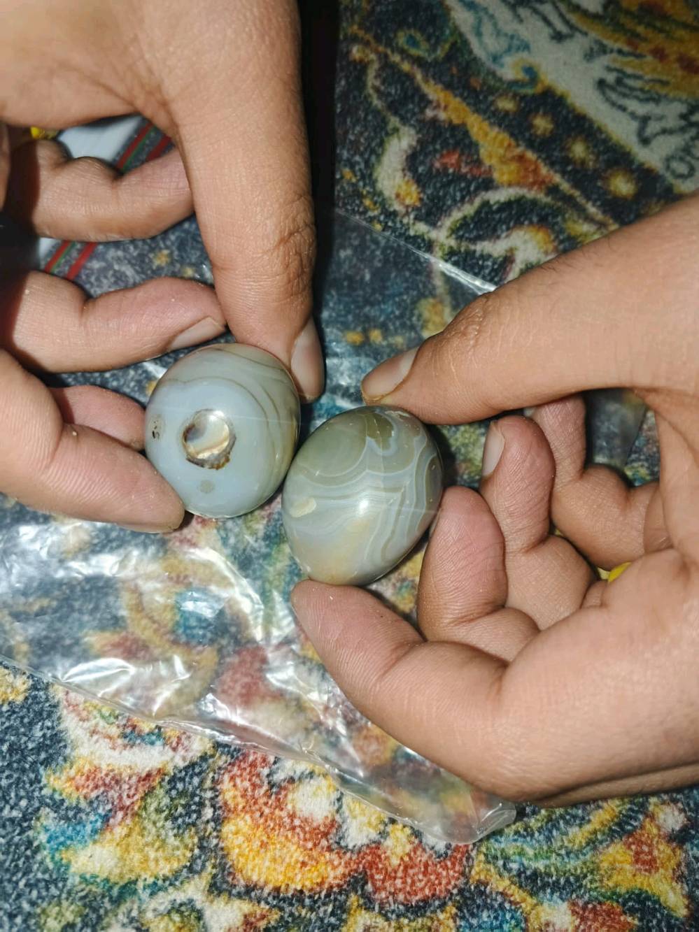 عندي حجرين زينة مميزين بألوان رائعة، مثاليين للإضافات الجمالية في المنزل أو المكتب. الشكل الفريد والانسيابيات في التصميم تجعلهم خياراً جذاباً لمحبي الزينة الطبيعية.