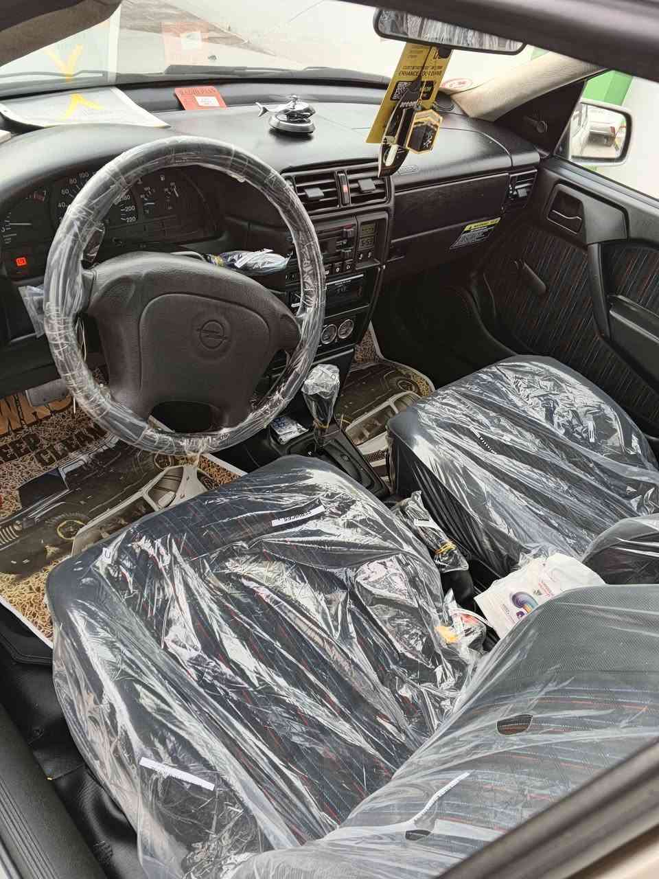 السلام عليكم 
اوبل فكترا موديل1992حجم16سياره كير اوتوماتيك قفل مركزي سلايت فول بس بدون تبريد سياره بااسمي كاربون بانزين بلاديه على وضع شركه  
***********
***********
