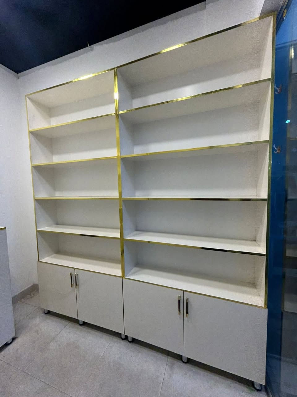 رفوف محل كوزمتك مع ميز كامل شغل درجة أولى وجديد بيع مستعجل 
@الجميع


**إذا كنت صاحب هذا الإعلان وتريد حذفه لأي سبب، رجاءا أرسل رسالة إلى الدعم الفني**