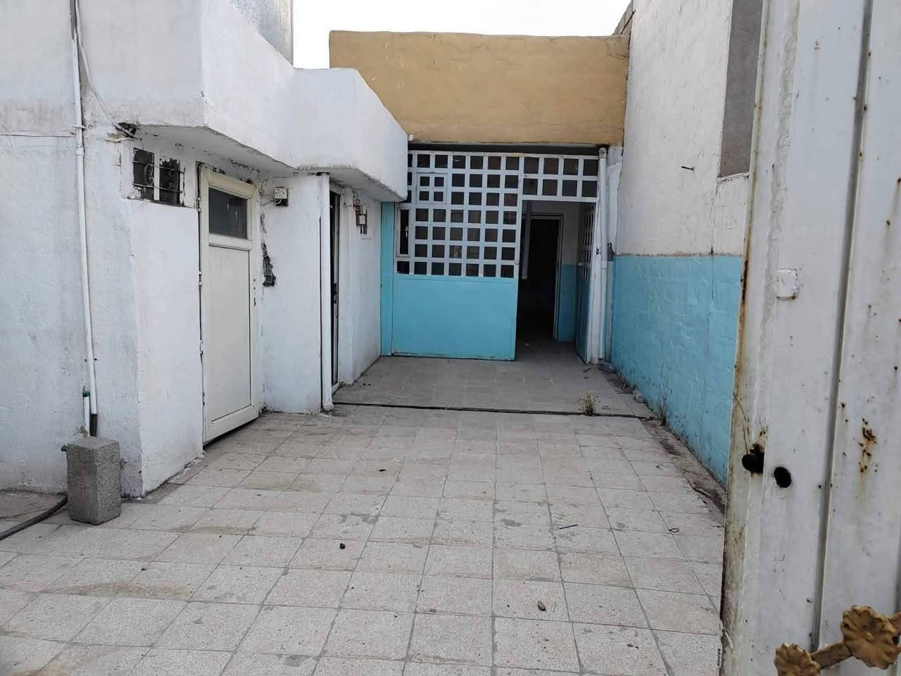 بيت مساحته 110 متر للبيع
حي الانتصار شارع 30 مقابيل مدرسه ناضم الطبقچلي سند ملك صرف طابو الزهور شرط التحويل يتكون من غرفه وهول ومشتملات 
السعر 38 مليون وبي مجال 
للتواصل ***********
