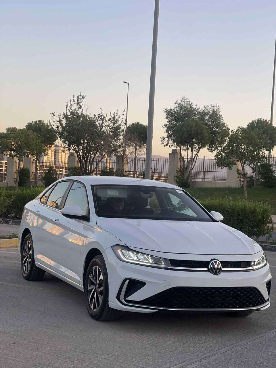 السلام علیکم
جیتا ٢٠٢٥ شکل نوێ
ڕەنگی سپی بەفری
شاشە گەورە و کامێرا و ڕادار
لایتی زینۆن و ویل کەپ
تەنها بۆنیتی بۆیاخە بێ ناو گرتن
ئێرباکی سوکان تەقیوە و بیلادی دانراوە
وێنەی لێدرانەکەیم داناوە
ڕادێتەری بیلادی بە شەرت
دەعامی بۆ دەعامی بە شەرت
یەک دینار مەسرەفی تیا نیە
مەکینە ١.٥ توربۆ مرغوب
نرخی ١٦٩ وەرەقە
شوێن / سلێمانی
ژ.م/ *********** السليمانية, العراق
