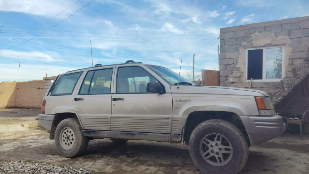 السلام عليكم جيب شيروكي للبيع موديل 95  رقم نينوى دولي سنويه جديد باسمي السياره  شرط تحويل ثاني يوم  كير شرط محرك بدايه صرف طخم جديد طخم تاير جديد سعر 35وبي مجال شرايه ***********
