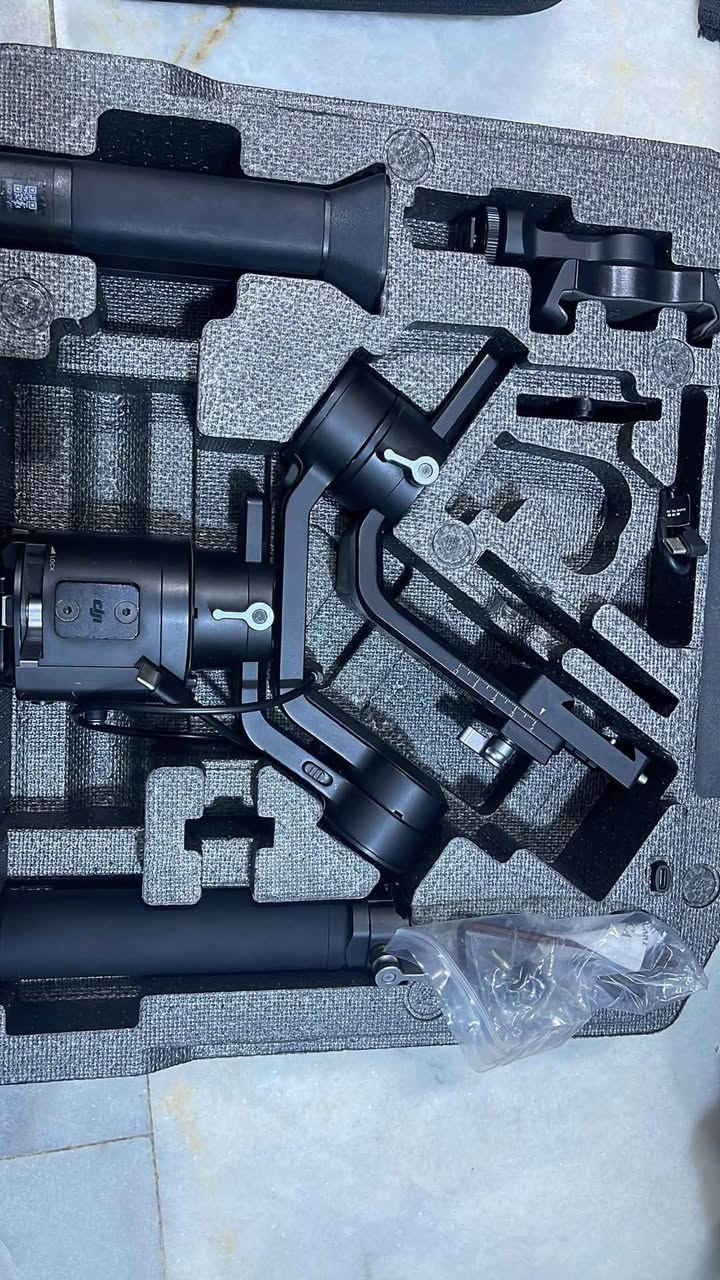 للبيع رونين **DJI RSC Combo** بحالة ممتازة، استخدام نظيف وخالي من المشاكل، جاهز للعمل مباشرة.

**المحتويات:**

* رونين DJI RSC Combo
* الجنطة الأصلية
* قبضتان
* جميع الملحقات الأصلية كاملة

الجهاز يعمل بكفاءة عالية ومناسب لتصوير الأعراس، المجالس، وصناعة المحتوى.

للاستفسار أو الحجز، يرجى مراسلتي على الخاص.
السعر (٢٥٠ ) بي مجال بسيط و شامل التوصيل بغداد, العراق


**إذا كنت صاحب هذا الإعلان وتريد حذفه لأي سبب، رجاءا أرسل رسالة إلى الدعم الفني**
