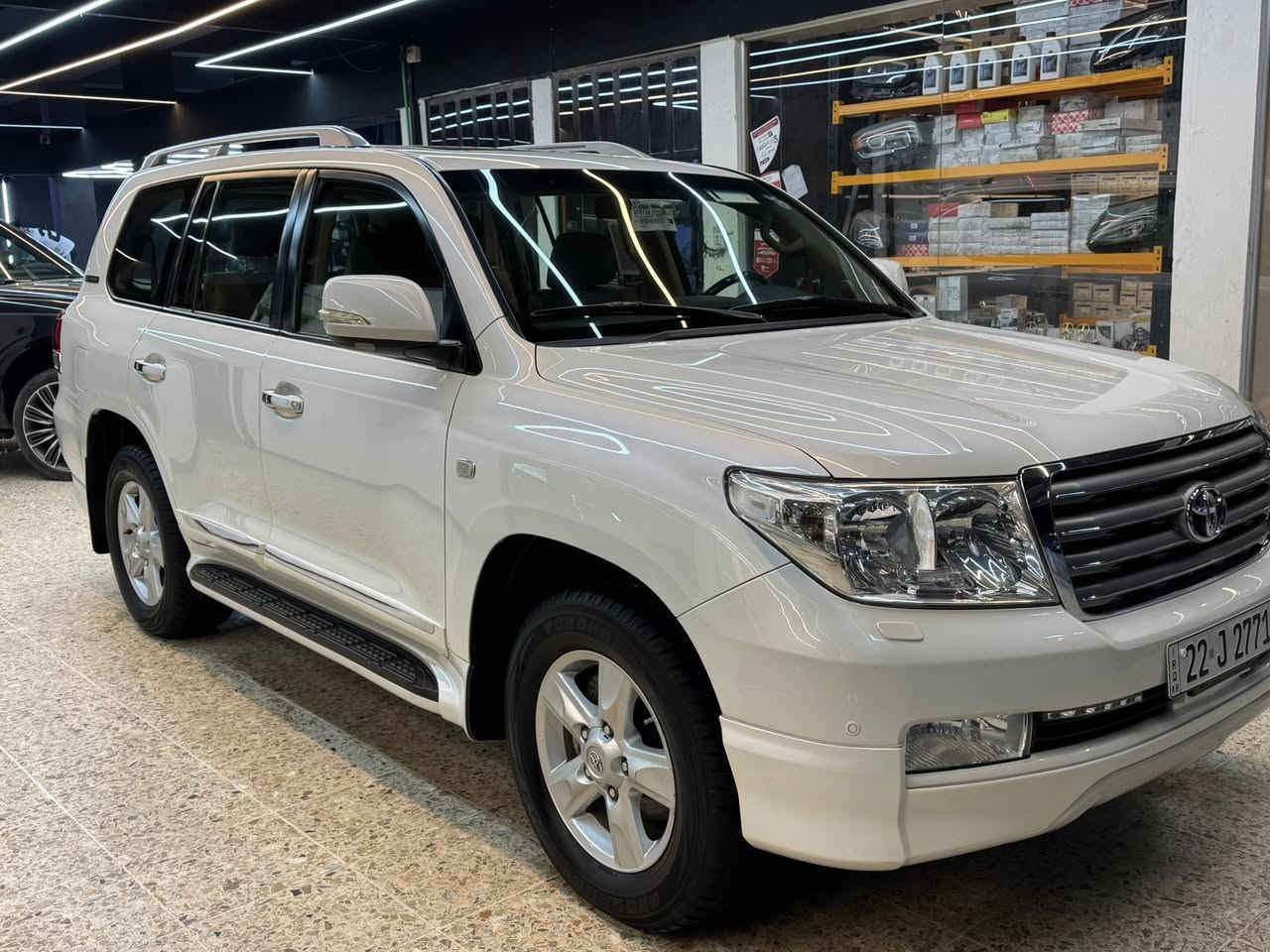 السلام عليكم ورحمة الله وبركاته
لاندكروز 

VXR-5.7 ستينية 

السيارة موديل 2011 

ماشية 108 

فول مواصفات 1/1 

وكالة السيارة اخت الزيرو 

الجاملغ الامامي الايسر بي شوية بارد 

الدعامية الخلفية جهه اليمنة بيهه صبغ 

الهلال الخلفي بي صبغ وملاون ويا الباب الخلفي تحت اليدة شي بسيط جدا 

غير هذا الكلام السيارة على وضع الشركة وحتى صيانتها بالشركة 

داخل وخارج السيارة جديدة مو نضيفة وانما جديدة وممكن اجدد لاندكروز في بغداد 

رقم شمالي بسمي سيارة على ايدنة من الوكالة 

العنوان بغداد المنصور***********

*********** 

 

السعر390$ 

ورجاءا اللي ميعجبة السعر لايعلق 

لان السيارة جديدة بمعنى الكلمة والها جنايتها
