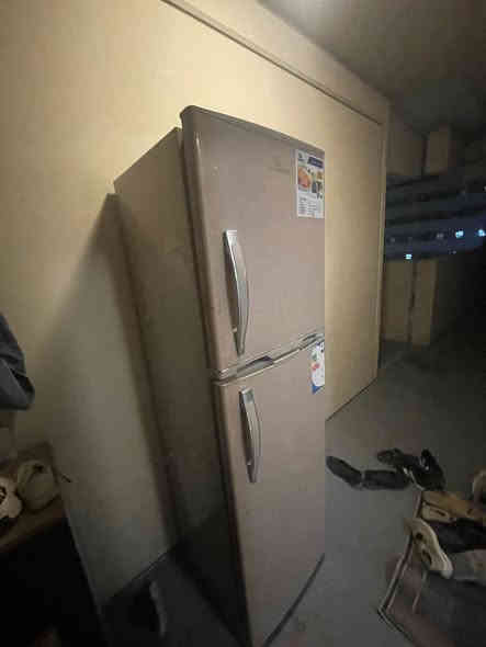 ثلاجه. للبيع لنضافه فول سعر 175  وبيهة مجال بسيط. رقم.  ***********
