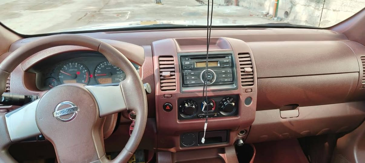 نیسان نافارا 2008 
گێرو مە کینە بە شە رتی فیتە ر 
بێ تە قە و ڕە قە 
دوو په ڵە ی بویاخە بی لێدران لە وینە کە دا دیاریم کردوە  لە گە ل چامە غی   پیشە وە سکن گوڕاوە بە رە ش 
بە ناوی خومە وە یە و سەنە وی تازە یە تا مانگی 5 2027 
سعری 87 وە رە قە و مجالیکی کە م 
*********** السليمانية, العراق
