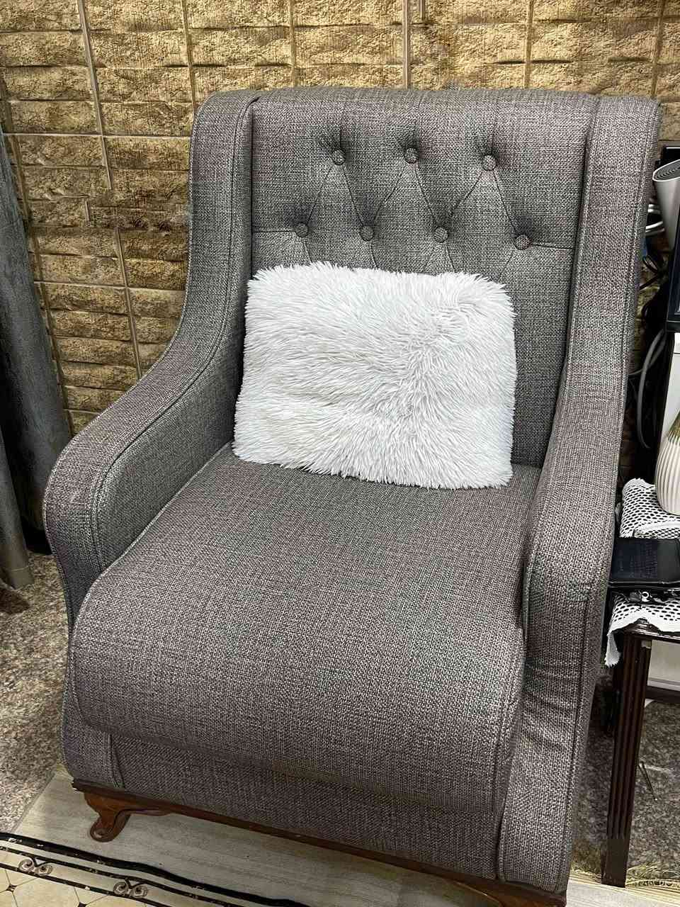 🔥 للبيع تخم قنفات مودرن أنيق 🔥

تخم مكون من:10 مقاعد
اللون: رصاصي راقي مع خشب بني غامق
القماش نوعية ممتازة ونظيف جداً
الجلوس مريح والإسفنج محافظ على شكله
التصميم كبس (مخدد بالأزرار) ويطي فخامة للمكان ✨

الحالة: نظيف جداً وخالي من العيوب مستخدم اقل السنة 
للاستفسار خاص 
***********
