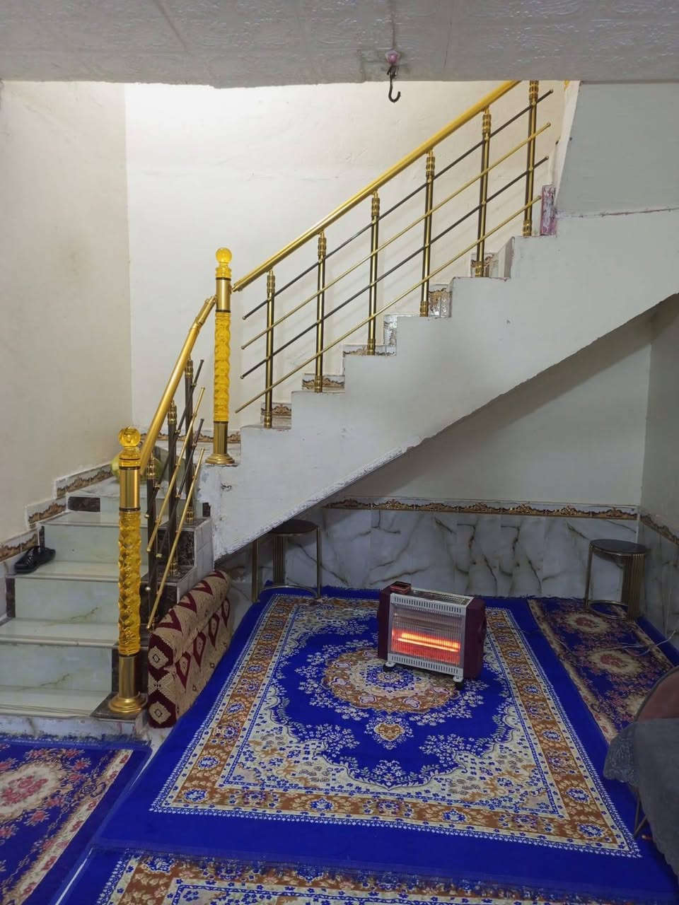 بيت مناسب  للبيع مساحه ١٢٥ الاسكان الصناعي النزله الثانيه  شارع الكيات  مقابيل عداديه الكندي طابقين الأول استقبال وصاله ومطبخ وصحيات وغرفه الثاني غرفتين وصاله وصحيات و2 سطح وصحيات ومنور مسقوف سندويش مطلوب اسكان ٨ مليون السعر الكلي 100  لتواصل ***********
