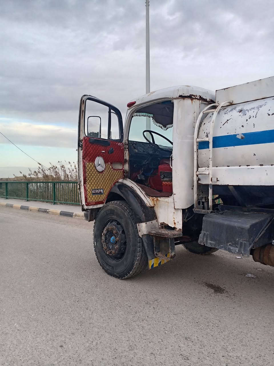 المكان السماوه ناحية الكرامه
ابو اردين موديل 87 
تنكر بلاد بالسنويه. تنكر رقم نجف دولي سنويه جديده 
شاصي مكفول. محرك وكير واكسن وحداديه وكرهبايات كلهن تمام توايد انضاف
دوشمه جديده قماره بلاد بيه خياس بسيط 
دشبول باغه بلاد 
السعر اتصال او خاص *********** 
ا
