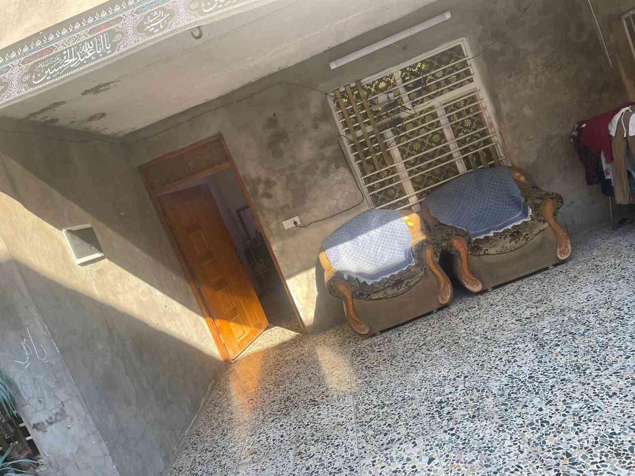 سلام عليكم بيت بل اورفلي خلفي عرض الممر متر المساحه ١٥٧ متر قاطين الجوه عگاده والفوك صب مسلح بي ٥ غرف فوك ٣ وجوه ٢واستقبال ومطبخ وملحقاته وحوش جبير مقابل جامع المصطفى  قرب مدرسه كافل اليتيم السعر ١٢٥ وبي مجال *********** مسحوب عليه اسكان ترميم واضافه بناء والتسديد عل البايع.
