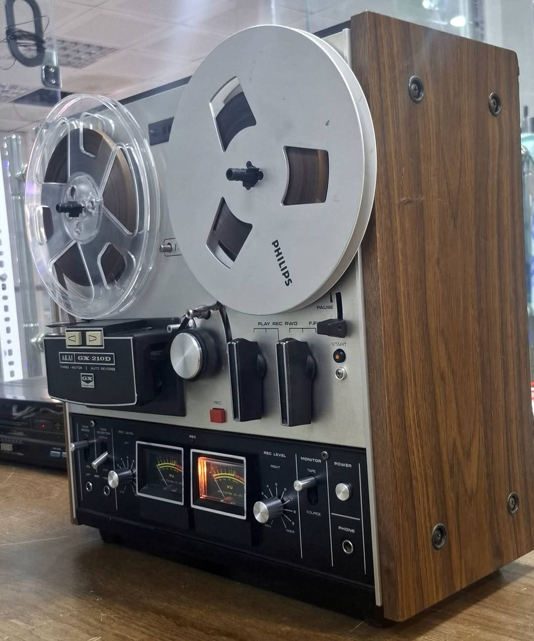 AKAI  |  GX  -  210D 
Three - motor 
Auto reverse 
مسجل بكرة ( تيب ) اكاي ياباني 
جي اكس ٢١٠ دي
٣ موتور  
اوتو ريفرس 
مكانی اربیل . توصیل موجود
واتس اب / ***********
واتس اب
