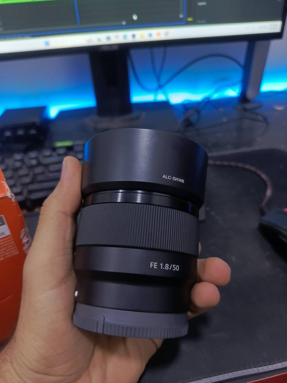 عدسة سوني 50 ملم F1.8 اخت الجديده استعمال اسبوع واحد نضافه 100 السعر 260 قفل تواصل ***********
