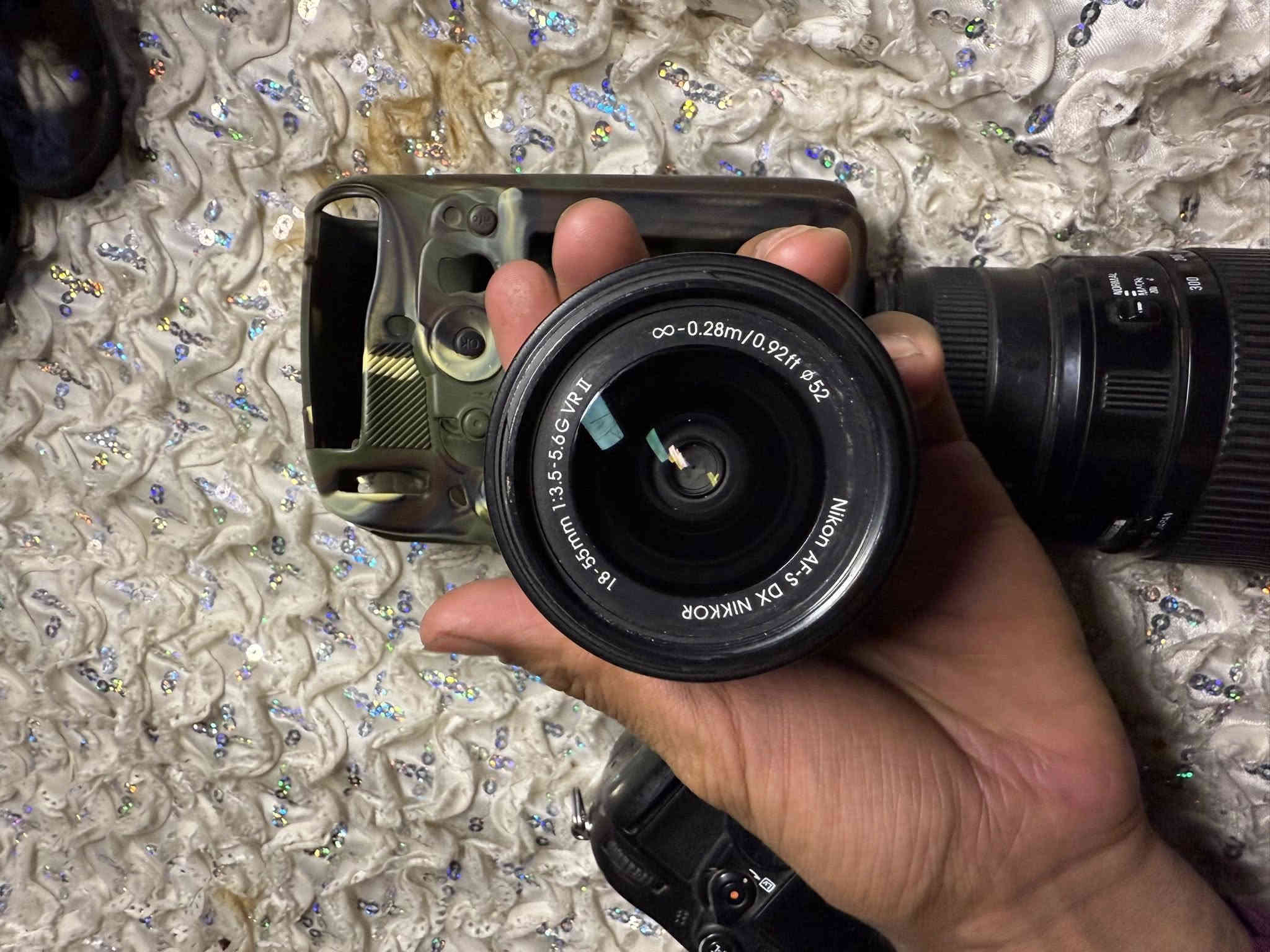 نيكون 7000Dنضيفه كلش وياها عدستين 18-55ولثانيه 70-300يشتغل فوكس بطاريتين رام شاحنه جنطه تحويله حزام  جيلاتين  سعر 450وبيها مجال مكاني نجف توصيل ماعندي *********** لاستفسار
