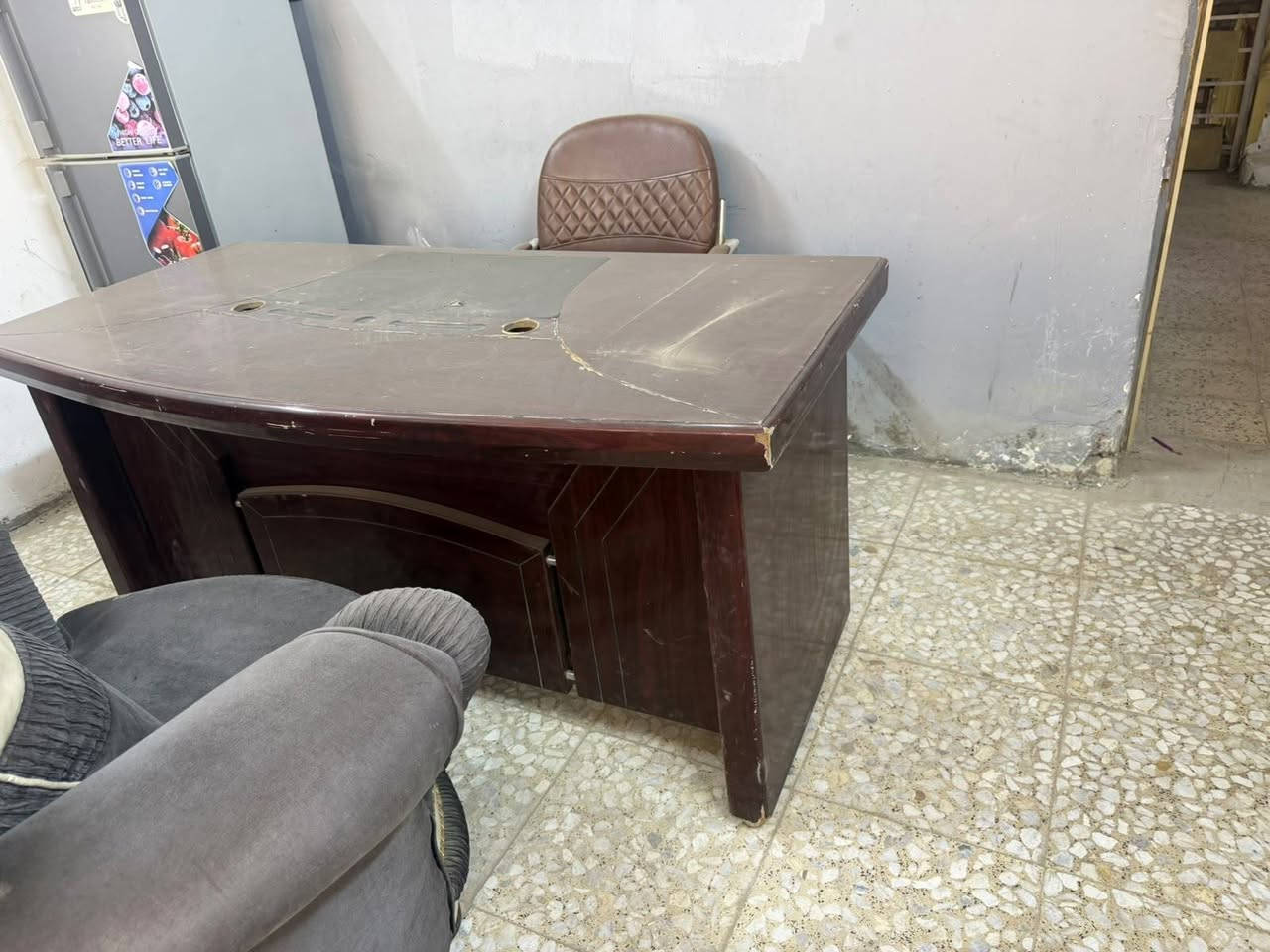 اغراض للبيع مستعجل ع بيعهن ثلاجه بعده جديده مبرده جبيره للبيع وميز وكراسي للاستفسار الاتصال ه رقم***********
