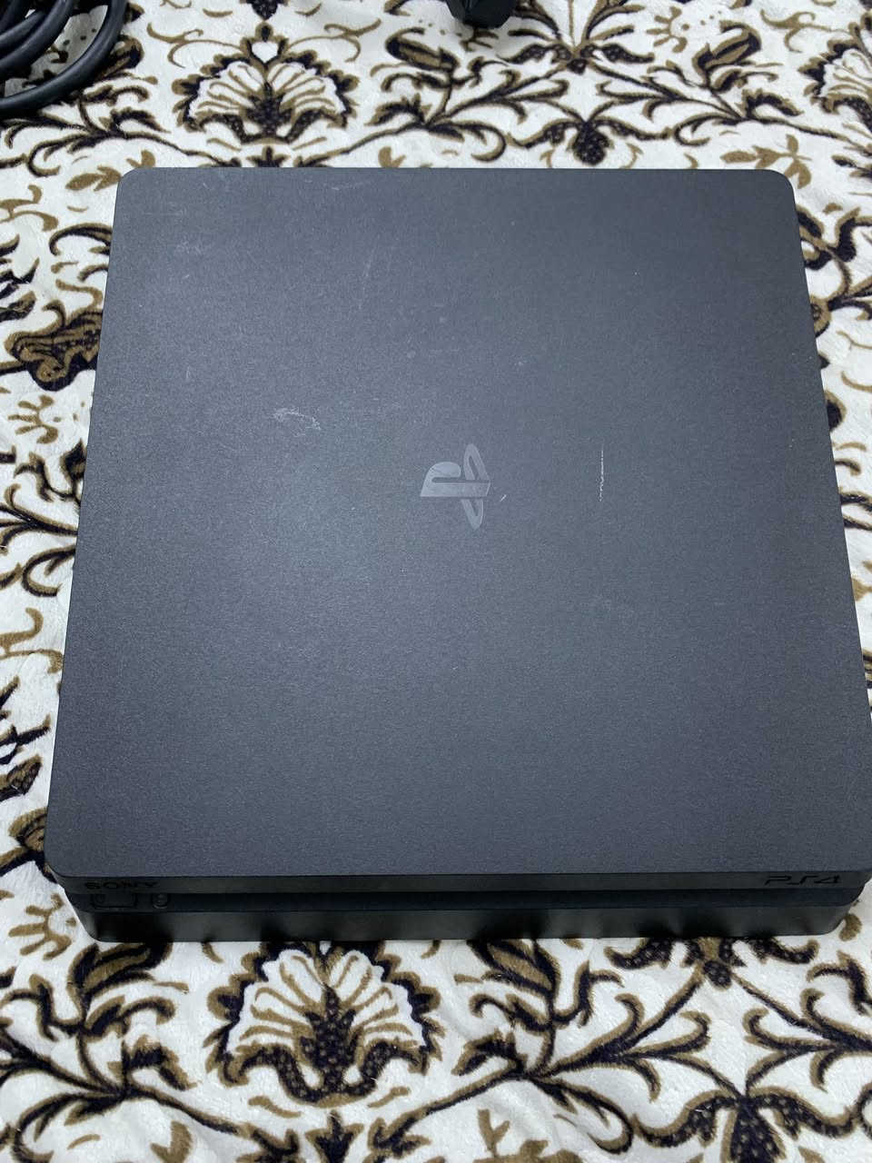 سلام عليكم بلي 4 للبيع لوك ستيكر ممفتوح ولا داخل صيانه نضام 13.50 ذاكره نص تيره ويا يدات عدد2 و يوبي اس وقرص فيفه 18  كامل ملحقاته سعر ٢٥٠ عنواني دوره رقمي *********** بي وتساب
