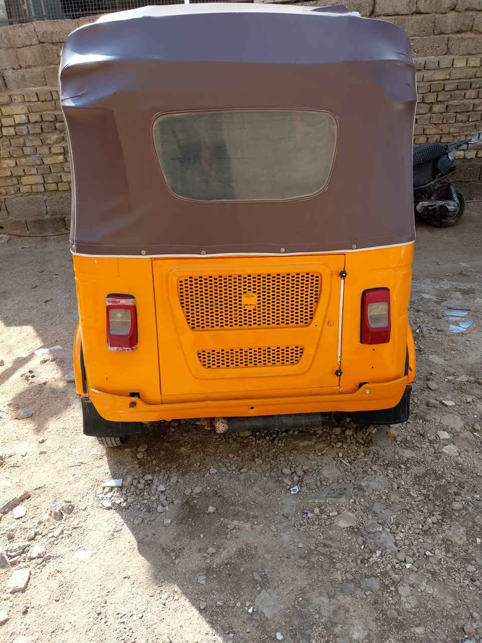 سلام عليكم تكتك مديل 20201 بيهه ضربه يم البك لايت ومعمره تعمير حلو وشويه بل صفحه ضربه ومعمره مرقم بغداد سعر 6700 سته مليون وسبعميه  بيهه مجال حك جيه شراي يتواصل علا رقم الهاتف ***********
