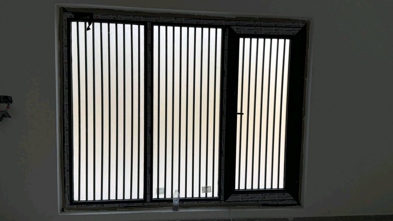 أعزائي، لدي شبابيك وأبواب ألمنيوم عالية المستوى مع تقفيل ممتاز، إضافة إلى مغسلة مطبخ أنيقة. المنتجات جديدة ولم تُستخدم بعد، ومصنوعة من خامات قوية تضمن المتانة والجودة. مناسبة لجميع أنواع المنازل العصرية. الرجاء التواصل لمزيد من التفاصيل حول الأسعار والتوصيل.