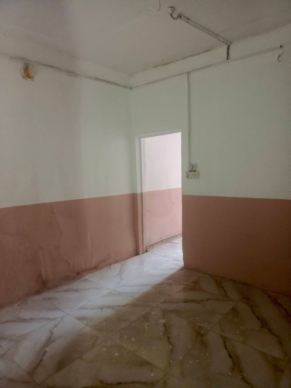 بيت للايجار حي ميسان شارع عوده مساحه 100متر مربع يحتوي على غرفه وصاله واستقبال ومطبخ وصحيات والطابق الثاني يحتوي على غرفه وصاله 

سعر الايجار الشهري 300الف واصل ماء وكهرباء 

للاستفسار الاتصال بنا او واتساب  *********** 

او مراجعه مكتب ألروان للوساطه العقاريه والمقاولات العامه 

عنوان المكتب حي ميسان ع الشريط قرب صيدليه الشراع مقابل الاستداره مباشر 

عندك بيت عرصه للبيع راسلنه وات ساب وتدلل
