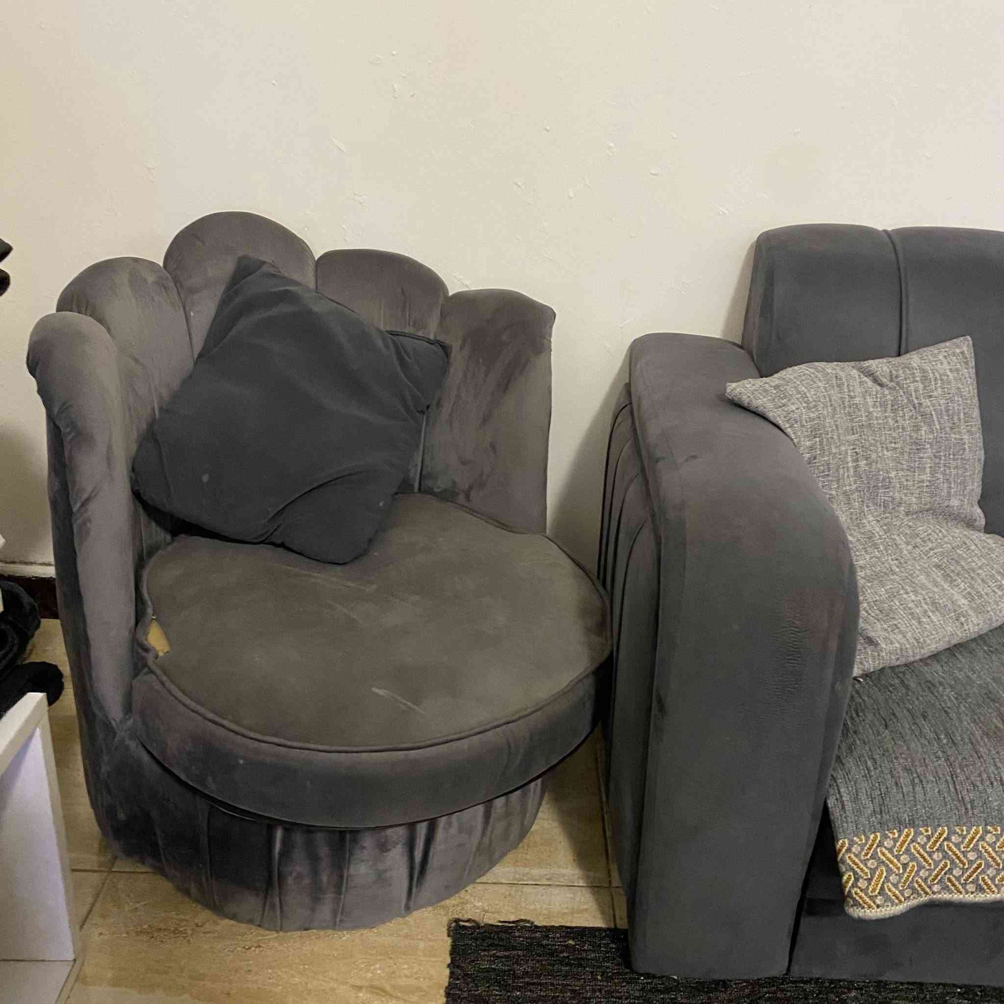 قنفات نظافة 40 بالمية 
قنفتين كبار عدد 2 وكرسي صغير / السعر 50 الف قفل 
عنوان حي الجهاد رقم / ***********
