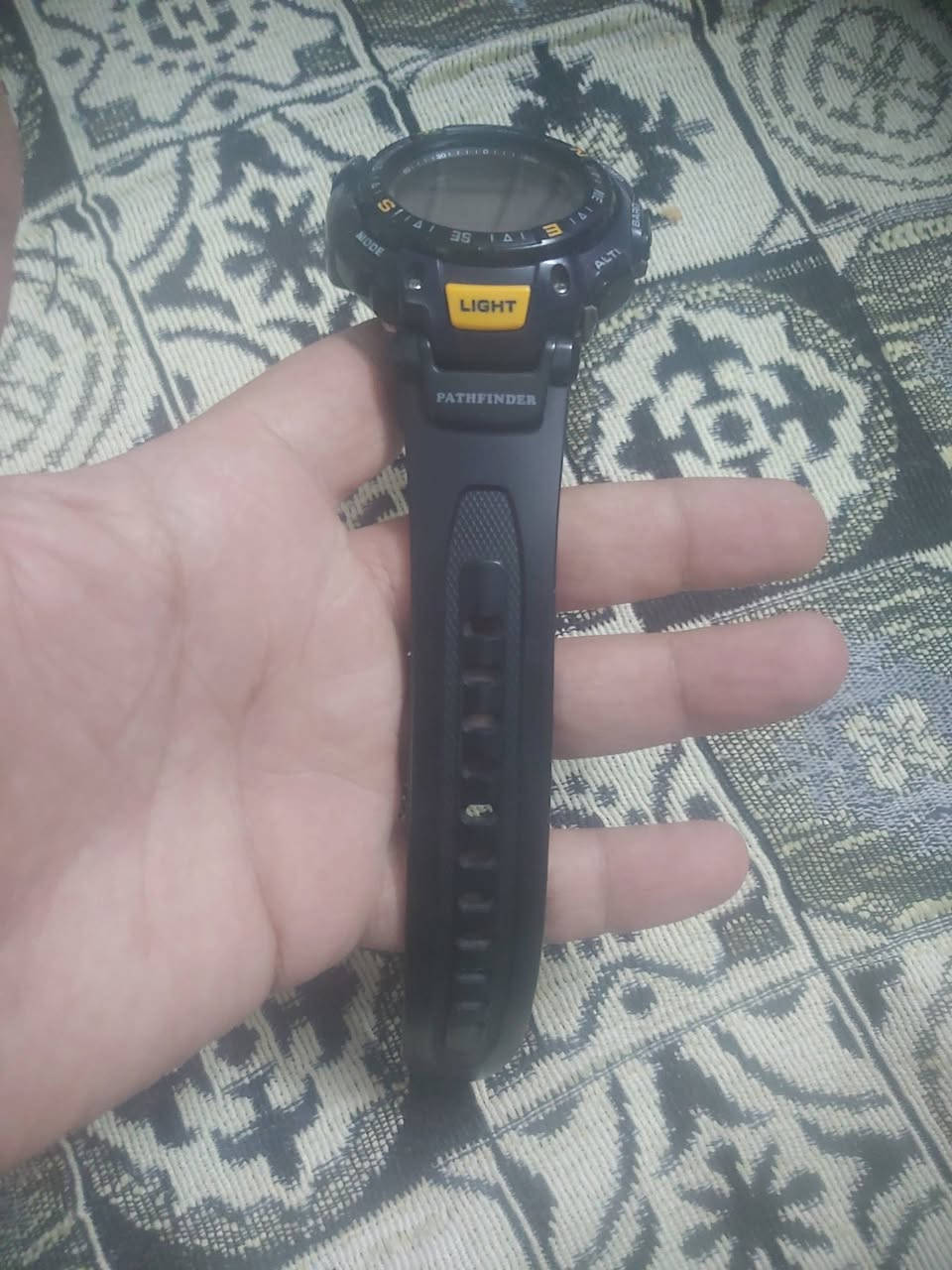 السلام عليكم
ساعة كاسيو بروتريك PRG-40 نضافتها فول 95 %
السعر 175 ألف 
يوجد توصيل 
لومات الأساسية
قطر الساعه 54
مقاومة الماء
مقاومة الماء حتى عمق 100 متر
المقاومة البيئية
مقاومة درجات الحرارة المنخفضة (-10 درجات مئوية/ 14 درجة فهرنهايت)
ميزة المستشعر
نطاق قياس
مقياس الارتفاع: من -700 إلى 10000 م (من -2300 قدم إلى 32800 قدم)
وحدة القياس: 1 م (5 أقدام)
قياسات الذاكرة اليدوية (تصل حتى 30 سجلاً، يتضمن كل منها الارتفاع والتاريخ والوقت)
بيانات السجل التلقائي (الارتفاعات العالية/المنخفضة، الصعود والهبوط التراكمي التلقائي)
بيانات سجل الرحلة (يصل حتى 14 سجلاً للارتفاعات العالية/المنخفضة، الهبوط والصعود التراكمي التلقائي لرحلات معينة)
الميزات الأخرى: بيانات الارتفاع النسبية (من -3000 إلى 3000 م)، الفاصل الزمني للقياسات القابل للتحديد: 5 ثوانٍ أو دقيقتان
*ثانية واحدة لأول 3 دقائق فقط
*التحويل بين المتر والقدم
مقياس الضغط الجوي
نطاق العرض: من 260 إلى 1100 هكتوباسكال (من 7,65 إلى 32,45 بوصة زئبقية)
وحدة العرض: 1 هكتوباسكال (0,05 بوصة زئبقية)
الرسم البياني لميل الضغط الجوي (قراءات آخر 42 ساعة)
الرسم البياني لفارق الضغط الجوي
تنبيه معلومات ميل الضغط الجوي (تشير الصافرة والسهم إلى تغييرات مهمة في الضغط)
*التحويل بين الهكتوباسكال والبوصة الزئبقية
بوصلة رقمية
لقياس الاتجاه وعرضه كنقطة واحدة من أصل 16 نقطة
نطاق القياس: من 0 إلى 359 درجة
وحدة القياس: درجة واحدة
قياس متواصل لمدة 60 ثانية
مؤشر الاتجاه البياني
معايرة ثنائية الاتجاهات
تصحيح الميل المغناطيسي
ذاكرة تحديد الموقع
مقياس الحرارة
نطاق العرض: من -10 إلى 60 درجة مئوية (من 14 إلى 140 درجة فهرنهايت)
وحدة العرض: 0,1 درجة مئوية (0,2 درجة فهرنهايت)
*التحويل بين درجة الحرارة المئوية ودرجة الحرارة بالفهرنهايت


**إذا كنت صاحب هذا الإعلان وتريد حذفه لأي سبب، رجاءا أرسل رسالة إلى الدعم الفني**