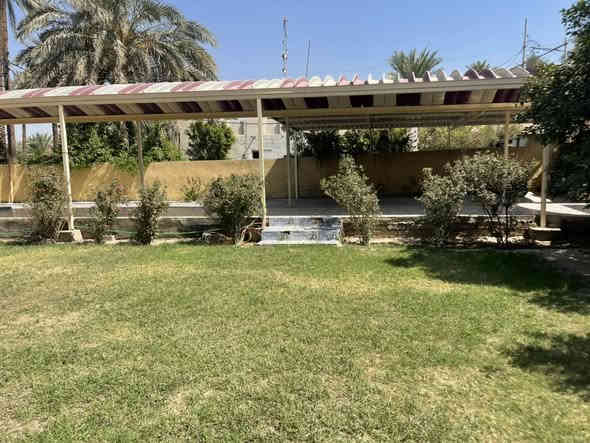 السلام عليكم 

دار للبيع المساحه ٨٠٠ متر طابو زراعي سند ٢٥ 

يتكون من غرفتين وهول ومطبخ وصاله مجمع صحيات 

البيت جاهز من كلشي ماء وكهرباء وتبليط للباب 

العنوان بابل الورديه مجاور الامام سيد موسى 

رقم صاحب الدار ***********
