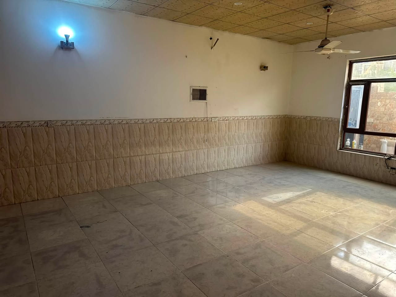 بيت خريطة مربع  للايجار ب هفالان

البيت ١٠٠م طابقين تصميم مربع

طابق الارضي مطبخ و استقبال 

طابق الثاني غرتين نوم و صحيات

الايجار ٤٥٠ الف

***********
