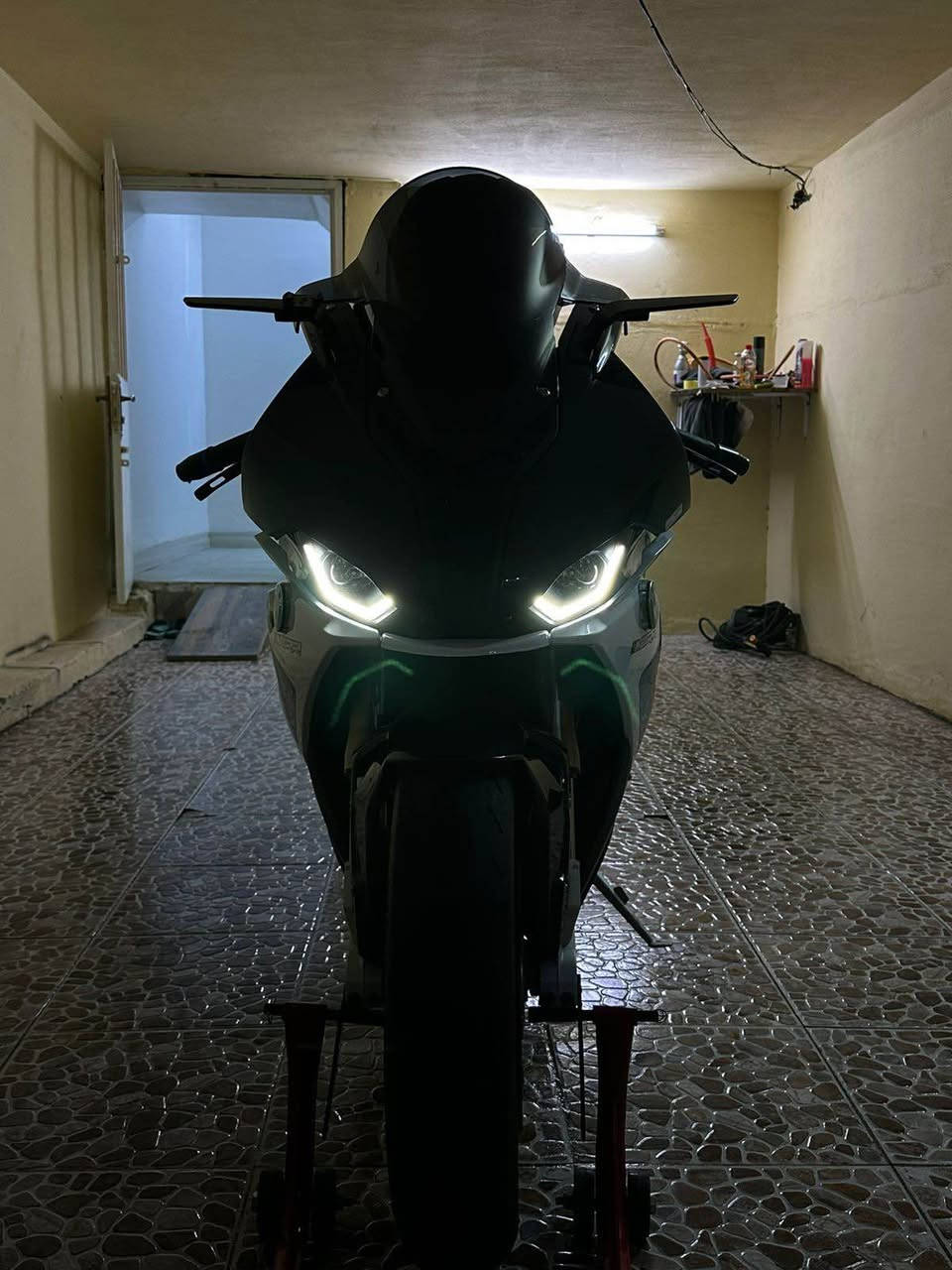 S1000RR 
ماشيه ٧ الف 
وارد امريكي 
تدفئة اليدات 
مودات قايده 
عليهت هدرز و صالنصه akrapovic
بس اصفاح الدراجه مو كاربون
بقية الدراجه كلها كاربون فايبر 
وياله كاربون فايبر
فجوج برمبو
عليها تطواله هاوزن 
تهبيطه بروكس
دراجه جاهزه سعره ١٦٠ ورقه و بيها مجال 
عنواني كركوك 
ملاحضه دراجه بدون رقم 
اذا مو شراي لا تخابرني رجاءً 
*********** كركوك, العراق
