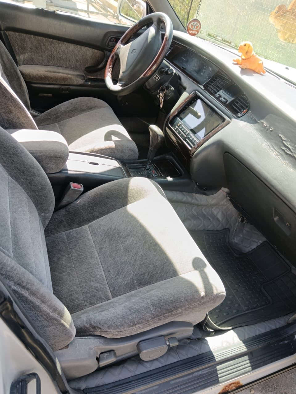 تويوتا كراون بطه متصل للبيع موديل 1992 أبيض لؤلؤي مكفوله من الضربه والصبغ والكص ونقل الجثة بأسمي وسنويتها لشهر العاشر 2027 بيهه جراد كهربائياتها شغاله مري شفط مكينة جديدة  ديلكو وكير جديد سعرها 54$ وبيها مجال بسيط للاستفسار الاتصال : ***********
