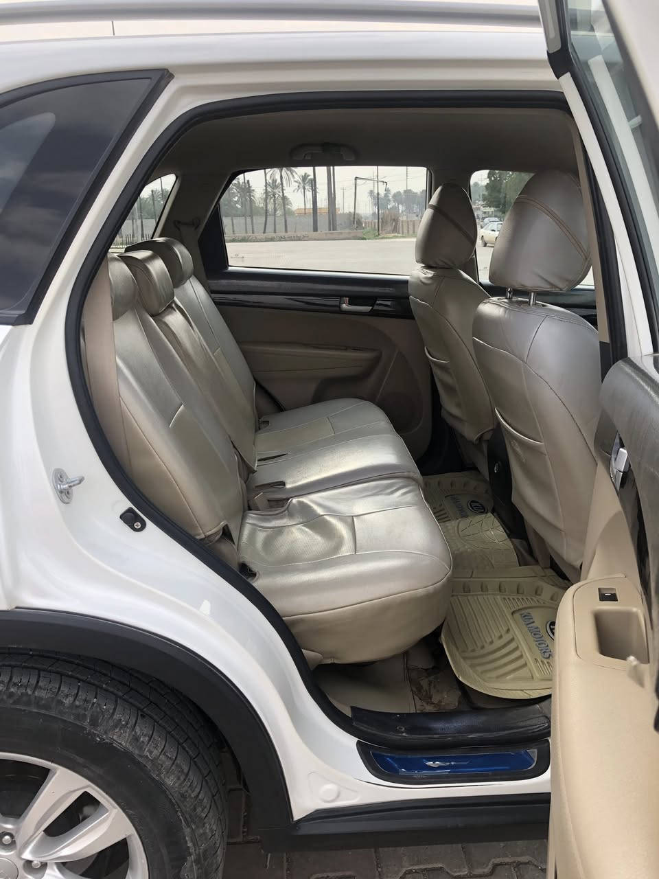 السلام عليكم
سورنتو 2013 خليجي للبيع 
محرك 4 سلندر 2400 دوش مكينه مكفوله برغي ممفتوح بيها
كير مكفول 
سيارة ع وضع شركة كفالة عامة فقط اصبعين ع كد شبر بارد جداً بسيط 
سيارة ماشية 154000 كم 
مواصفات 
مري شفط + اشاير بالمري 
بصمة تشغيل 
بصمة ابواب ثنين 
لدات بالبوب من الداخل
فول تحكمات ستيرن 
مثبت سرعة 
يدات نيكل 
ويل حجم 18
تبريد بيانو 
3 قطع تبريد 
7 راكب سيارة 
داخل لونين اسود وكريمي + بيانو بلاك 
صدر جديد 
تخم تاير جديد
سيارة بوضع شركة
رقم سليمانية سنوية ل 2027 بأسمي سيارة تحويل مباشر 

السعر : 168 وبي مجال بسيط 
عنوان : ديالى قضاء خانقين 
للأستفسار : ***********
