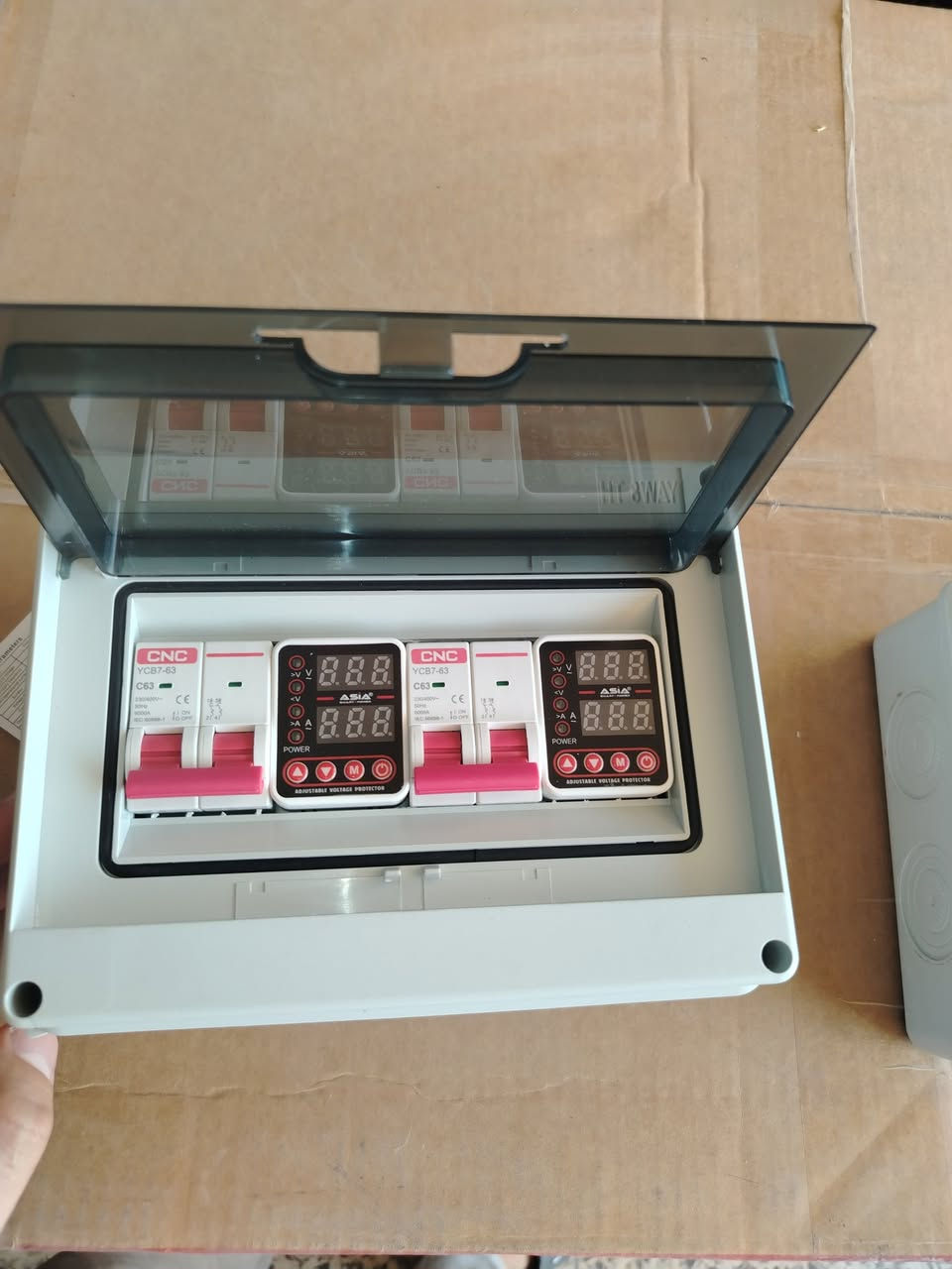 متوفر انفرتر 3.2kw
24فولت تحمله 8امبير مرتاح هو 13امبير 
يشيل الواح 8 
ايضا متوفر بطاريات ليثيوم 200امبير 24فولت تسحب منه 5امبيرثلاث ساع اتونص
 وبورد قواطع قواطع السعر مليون و500الف 
 واتساب ***********
