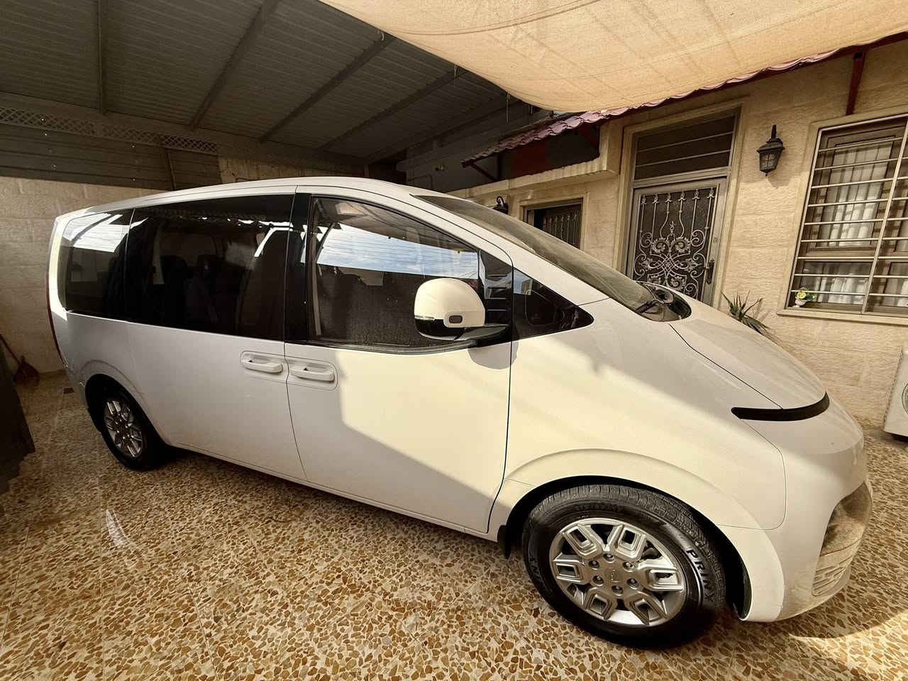 السلام وعليكم سيارة هيونداي ستاريا موديل 2023 لون ابيض رقم إجرة وارد كوري  محرك بانزين 6V  عدد الركاب 11 بيها شبر بارد نفس ما موضح بل صورة  لباقي وضع شركة شراي اتصل ***********
