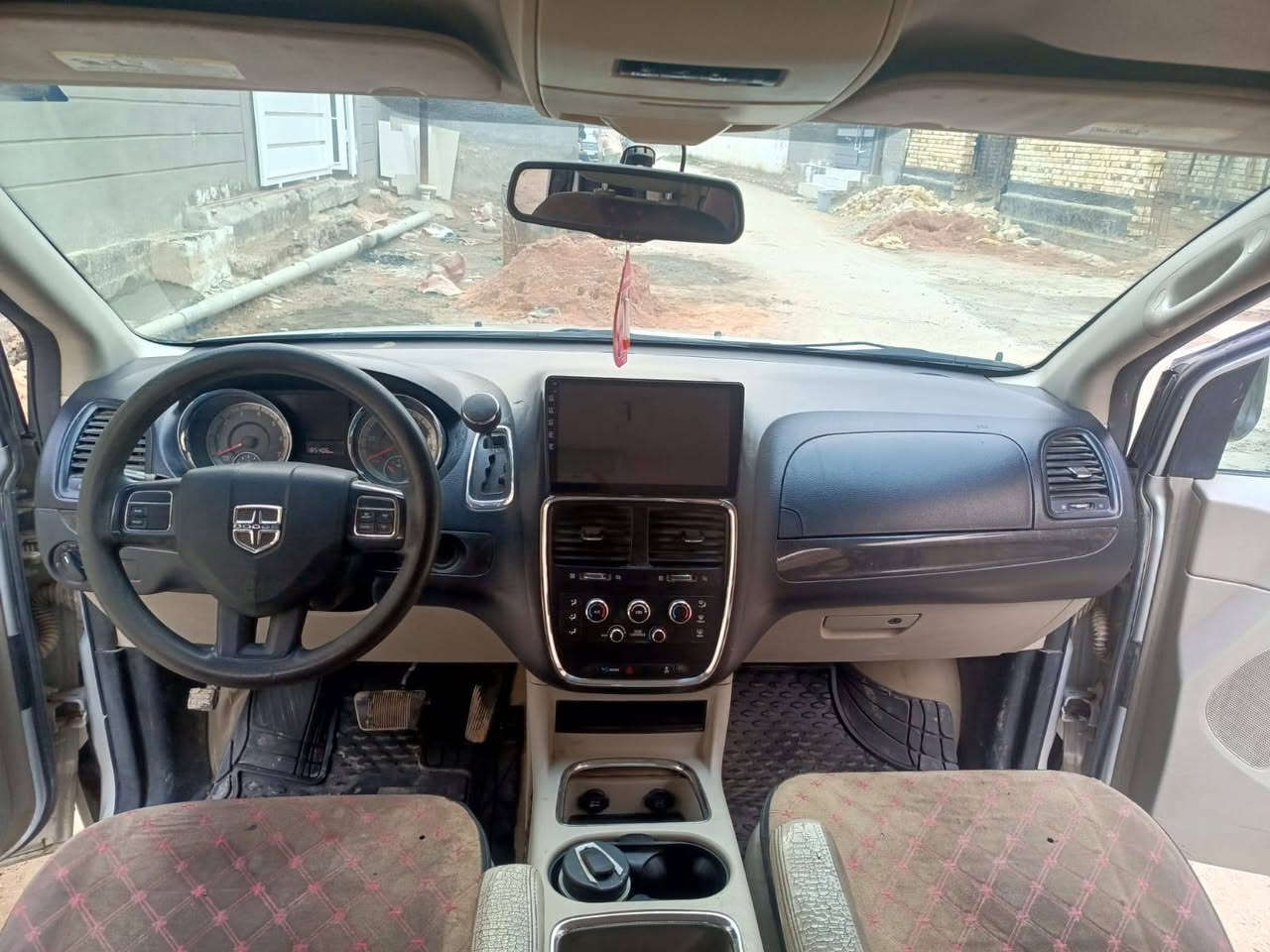 السلام عليكم دوج كرفان للبيع موديل  2012 مواصفات SXT حجم المحرك 3600 رقم الشاصي بالصور السعر 11000 الف دولار مكانها الديوانيه هاتف ***********
